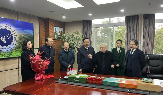 重庆市张安疆副市长慰问向仲怀院士并关心伊莉影片发展